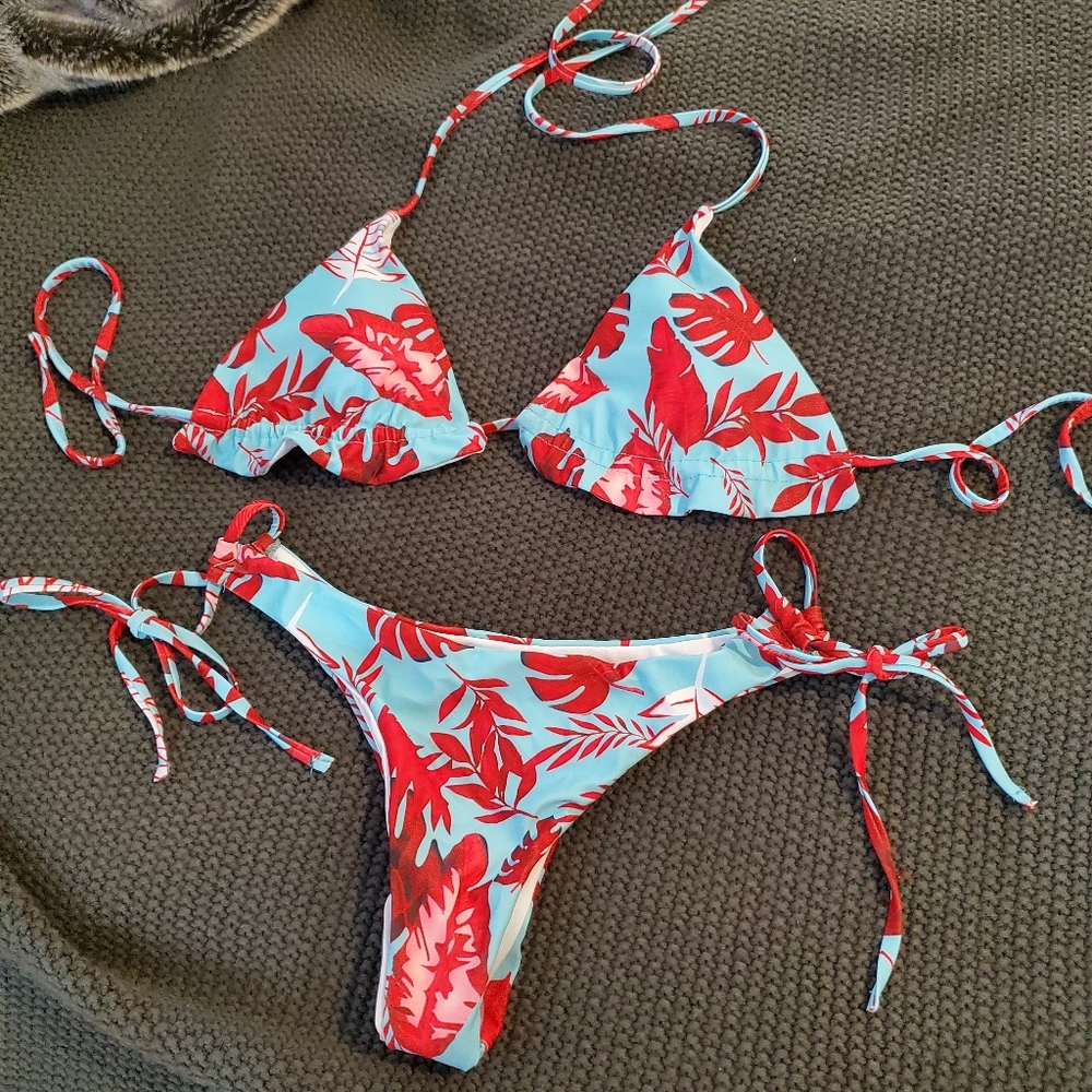 4 Bikinis - Picture 2 of 5